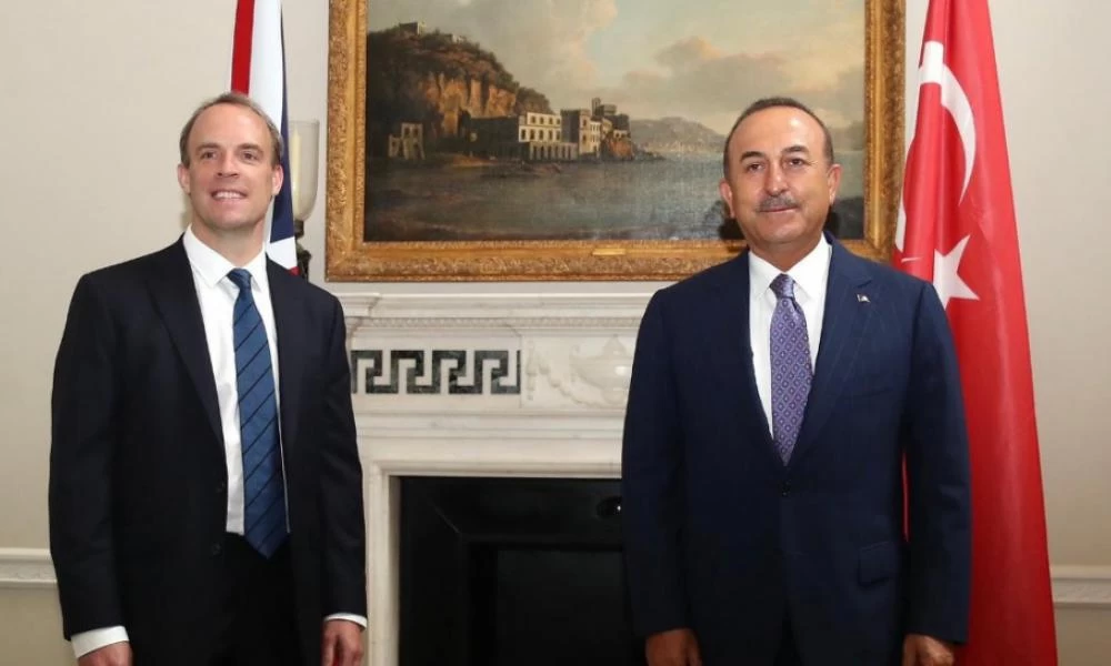 Στο Λονδίνο ο Τσαβούσογλου: Συναντήθηκε με τον Βρετανό ομόλογό του